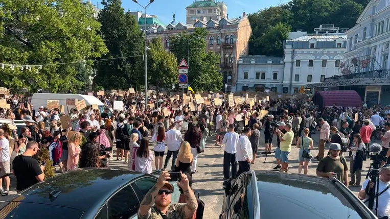 Kijevben több százan tüntetnek az Elnöki Hivatal közelében Mihajlo Fedorov védelmi miniszter leváltása ellen. Фото УП