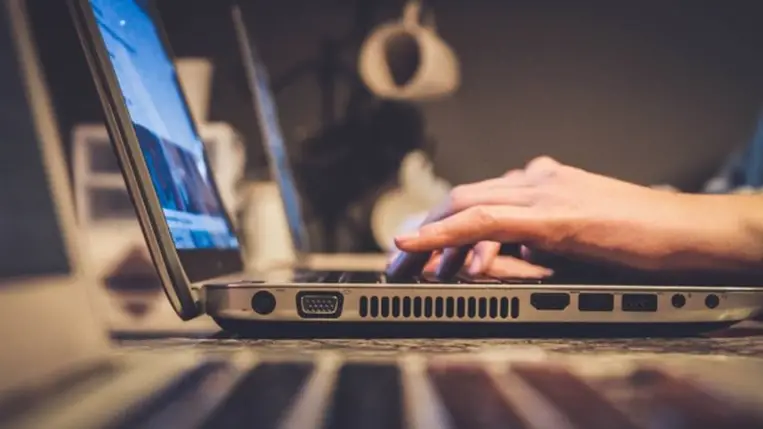 Hogyan védjük meg a gyerekeket az ellenség online toborzásától. Illusztráció