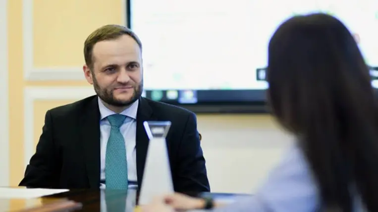 Olekszij Kuleba, Ukrajna miniszterelnök-helyettese és a közösségek és területek fejlesztéséért felelős miniszter.