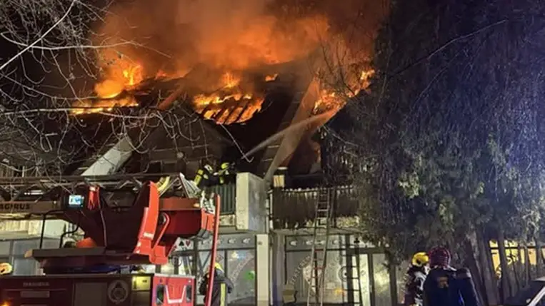 Lángba borult Budakeszin egy munkásszálló, halottakat találtak a romok között