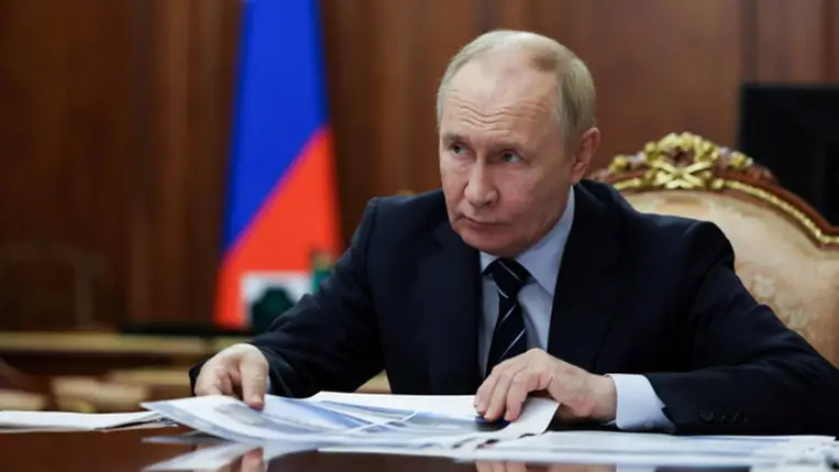 Vlagyimir Putyin 2025. szeptember 30-án. Fotó: Alexander Kazakov / AFP