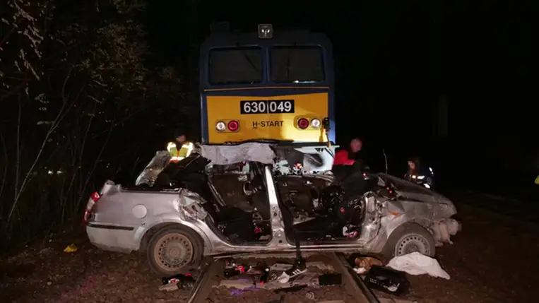 Összeroncsolódott személyautó miután összeütközött egy intercity vonattal Szentmártonkátán 2025. november 5-én Fotó: Mihádák Zoltán / MTI