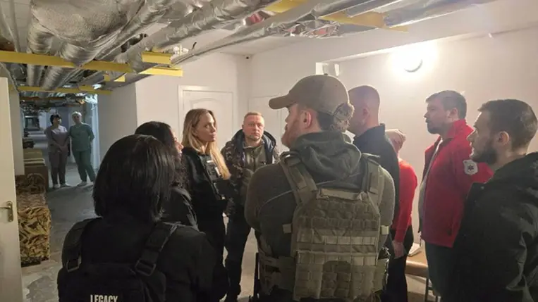 Őrizetbe vették az Angelina Jolie-t kísérő konvoj egyik sofőrét