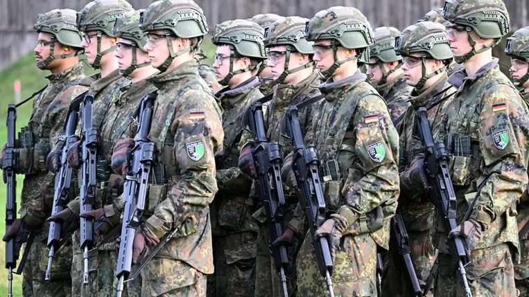 Újoncok lövészetgyakorlaton 2025. november 13-án. Fotó: Federico Gambarini / picture alliance / Getty Images