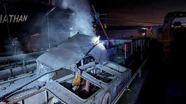 Füst emelkedik egy hajó felett, amely az éjszakai orosz dróncsapások során megsérült, Oroszország Ukrajna elleni támadása közepette, egy kikötőben az ukrajnai Odessza régióban, 2025. december 26-án. Fotó: Oleksii Kuleba / Reuters