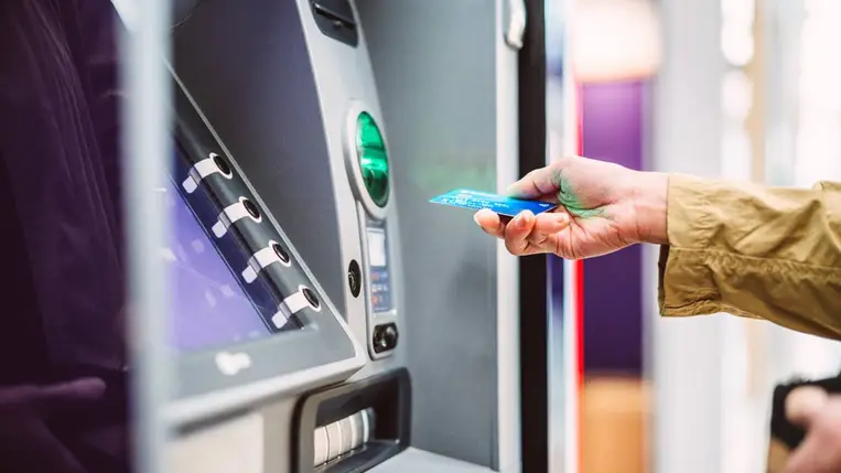 Készpénzfelvétel, bankautomata, ATM. Illusztráció. Fotó: Tang Ming Tung / Getty Images