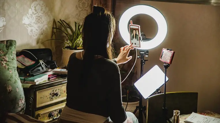 Nappal is munka, este is munka, mégsem elég – így dolgozik ma a fél világ. Illusztráció. Fotó: Kilito Chan / Getty Images