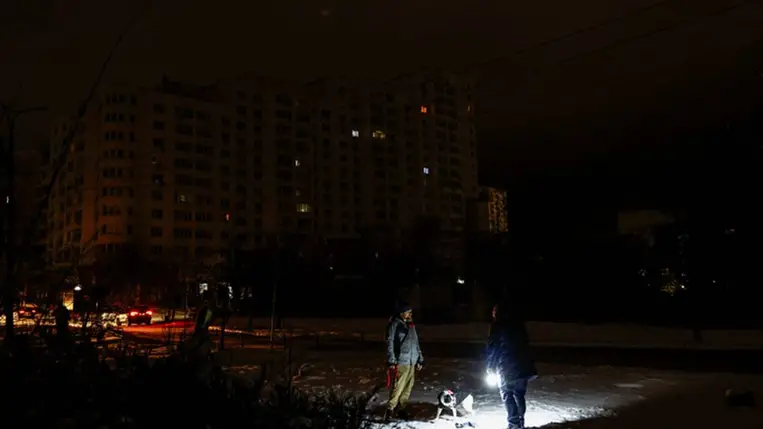A lakosok egy parkban Vishhorod városában, egy hosszú áramszünet alatt 2025. december 29-én. Fotó: Valentyn Ogirenko / Reuters