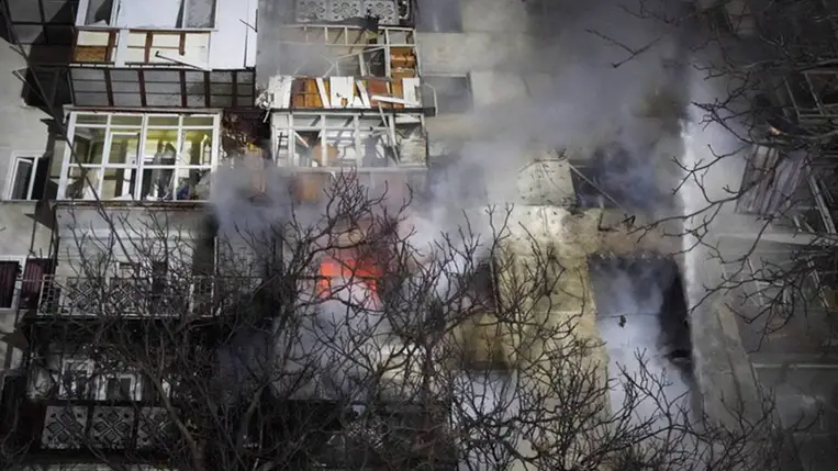 Füst emelkedik egy lakóházból, amely megrongálódott az éjszakai orosz dróncsapás során, Odeszában, Ukrajnában, 2025. december 31-én. Fotó: State Emergency Service Of Ukraine