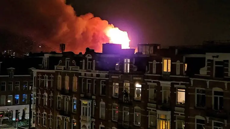 Lángba borult a Vondelkerk templom Amszterdamban, Hollandiában, 2026. január 1-jén. Fotó: Leon Ritzen / Reuters