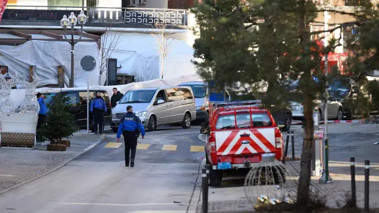 Halottaskocsik sorakoznak a Le Constellation bár előtt a svájci Crans-Montana síparadicsomban 2026. január 1-jén. Fotó: Harold Cunningham / Getty Images