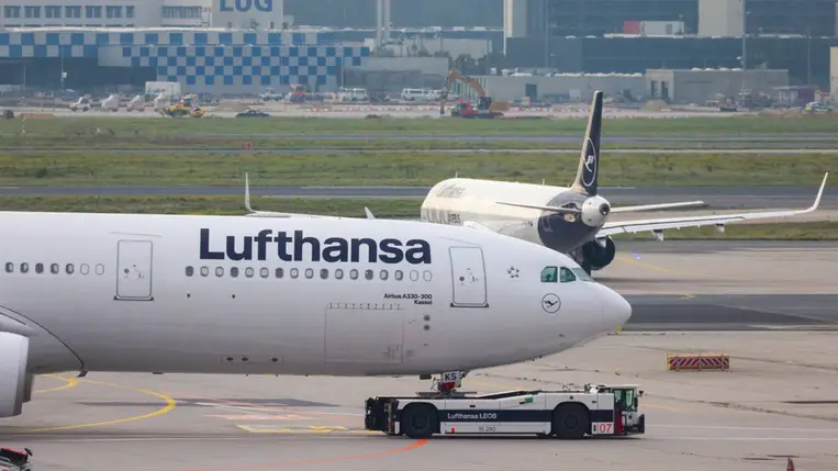 A Lufthansa utasszállító repülői Frankfurtban. Fotó: Bloomberg / Getty Images