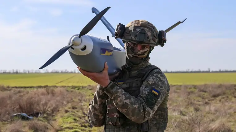 Ukrán katona egy GOR típusú ukrán felderítődrónt tart a kezében 2025. március 14-én. Fotó: Ivan Antypenko / Suspilne Ukraine / JSC UA:PBC / Global Images Ukraine / Getty Images