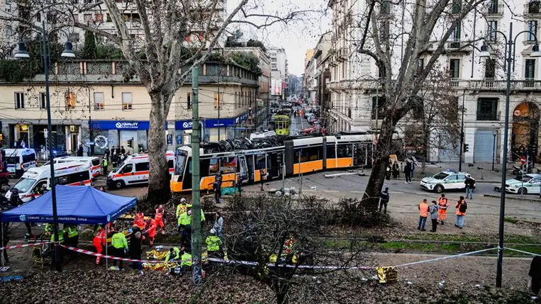  A halálos kimenetelű villamoskisiklás helyszíne Milánóban, Olaszország, 2026. február 27-én. Fotó: Daniele Mascolo / Reuters