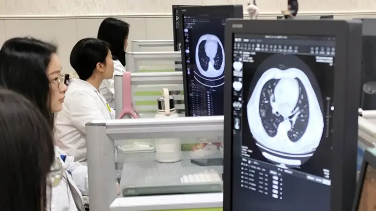 A Shaoxing Központi Kórház radiológusai diagnózist állítanak fel egy mesterséges intelligencia képelemző rendszer segítségével 2025. február 25-én. Fotó: Costfoto / NurPhoto / Getty Images