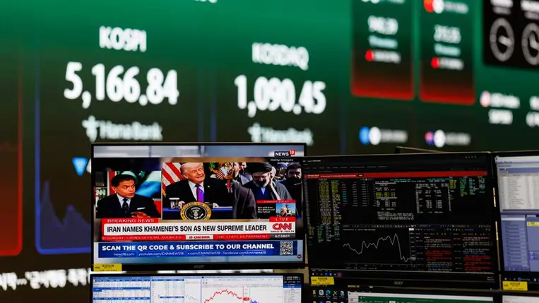 A dél-koreai részvények zuhannak, mivel a közel-keleti feszültségek eszkalálódása és az olajárak emelkedése arra késztette a befektetőket, hogy tovább csökkentsék kockázati kitettségüket. Fotó: SeongJoon Cho / Bloomberg / Getty Images