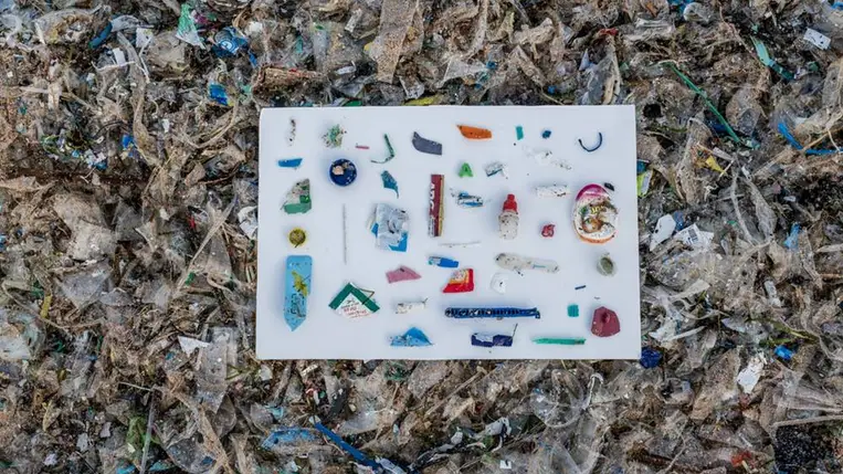 Apróra tört műanyagdarabok Balin, Indonéziában 2021. február 2-án, miután a hullámok a partra sodorták őket. Fotó: Agung Parameswara / Getty Images