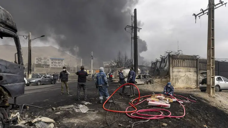 Füstfelhő az éjszakai légitámadások után az olajraktárak felett Teheránban 2026. március 8-án. Fotó: Majid Saeedi / Getty Images