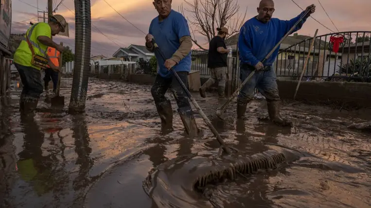 Lakosok helyreállítási munkákat végeznek, miután a sár több autót temetett maga alá és néhány házba is betört 2023. január 11-én Kaliforniában. Fotó: David McNew / Getty Images