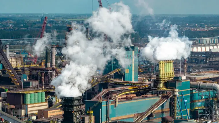 A Tata Steel az egyik legnagyobb szennyező Hollandiában a CO2, a nitrogén és az ólomhoz, higanyhoz hasonló nehézfémek tekintetében 2023. október 5-én, Velsenben. Fotó: Sjoerd van der Wal / Getty Images