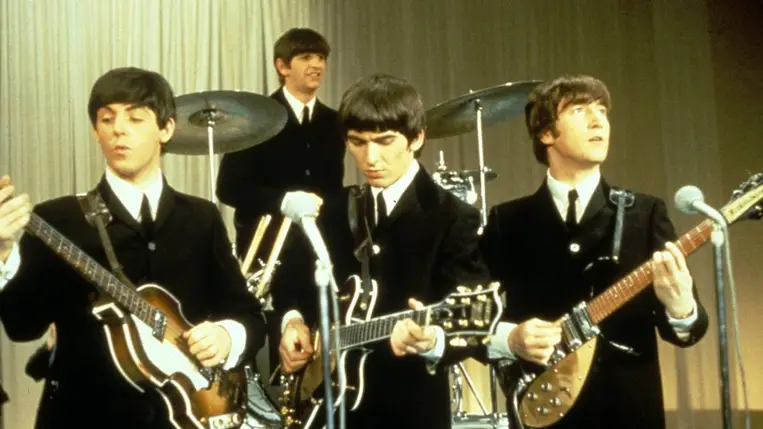 A Beatles fellépése, 1963 körül. Balról jobbra: Paul McCartney, Ringo Starr, George Harrison és John Lennon. Fotó: King Collection / Avalon / Getty Images