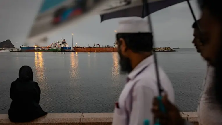 Egy ömlesztettáru-szállító hajó horgonyoz 2026. március 23-án.  Fotó:  Elke Scholiers / Getty Images