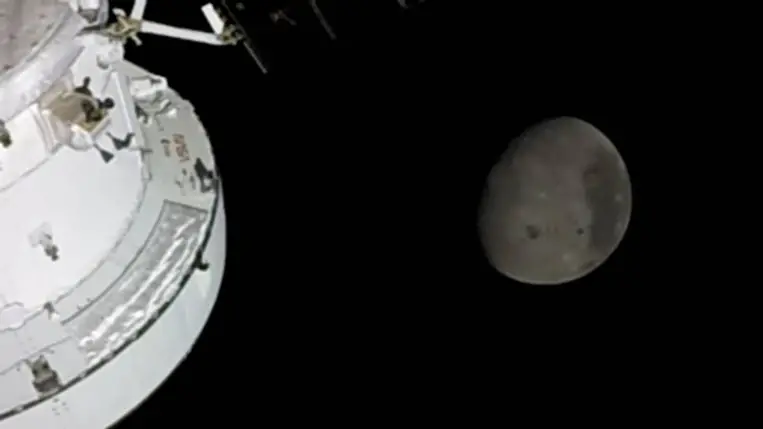 Az Orion űrhajó a Holddal a háttérben Fotó: NASA