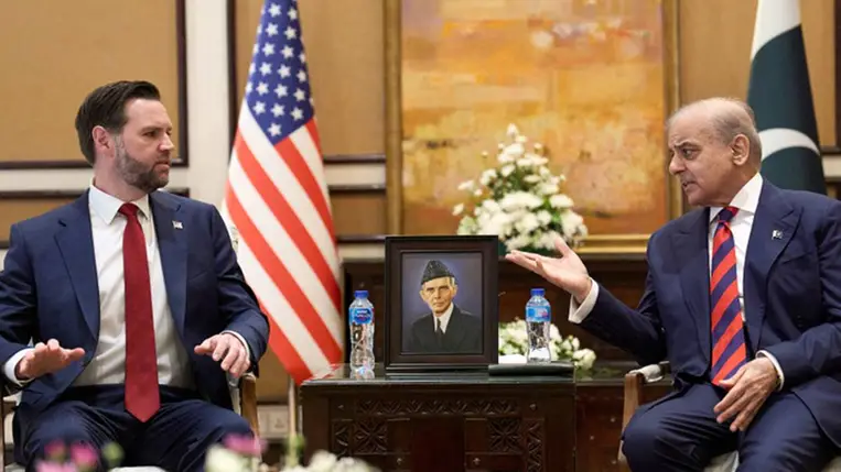 JD Vance találkozik Shehbaz Sharif pakisztáni miniszterelnökkel Iszlámábádban 2026. április 11-én Fotó: Pool / Getty Images Hungary