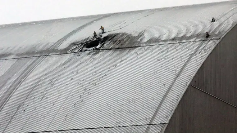 Mentők dolgoznak azon a helyszínen, ahol 2025. január 14-én egy robbanófejjel felszerelt orosz támadó drón csapódott be az ukrajnai Kijev megyében található csernobili atomerőmű Új Biztonsági Burkolatába. Fotó: Tarasov / Ukrinform / NurPhoto / Getty Images Hungary