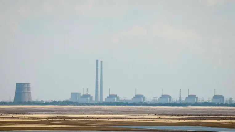 A Zaporizzsja atomerőműv a Nikopol város közelében fekvő Kakhovka-víztározó partjáról Ukrajnában, 2023. június 16-án. Fotó: Alina Smutko / Reuters