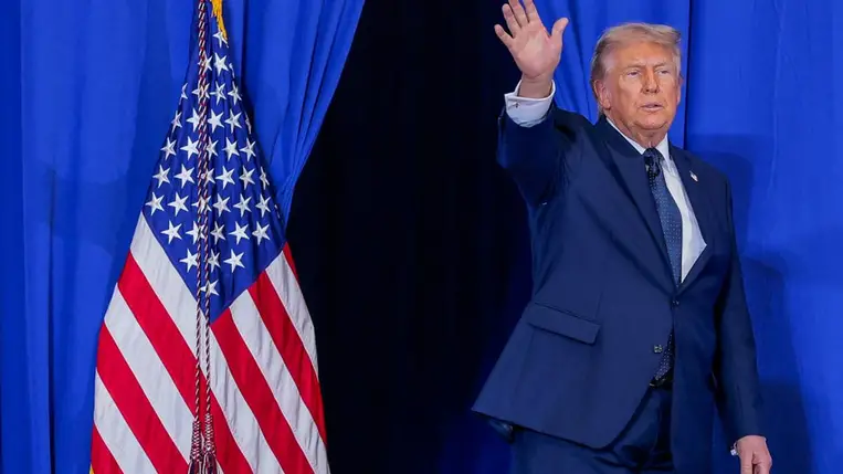 Donald Trump amerikai elnök integet, miután beszédet mondott a Rockland Community College intézményében Suffern városában, az Amerikai Egyesült Államokban, 2026. május 22-én. Fotó: Kylie Cooper / Reuters