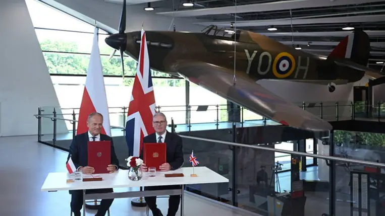 Keir Starmer brit miniszterelnök (jobbra) és Donald Tusk lengyel miniszterelnök egy védelmi és biztonsági megállapodás aláírási ceremóniáján a Battle of Britain Bunker létesítményben, London Uxbridge kerületében, az Egyesült Királyságban, 2026. május 27-én. Fotó: Jaimi Joy / Bloomberg / Getty Images Hungary