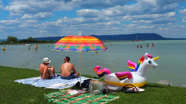 Napozók a Balatonnál. Fotó: Shutterstock