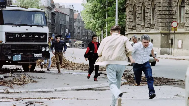 Fedezékbe futó emberek Szarajevóban 1992. július 12-én. Fotó: Pascal Guyot / AFP