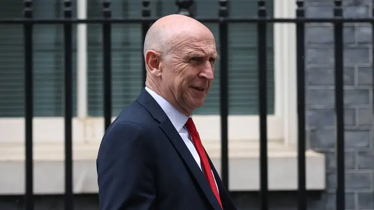 John Healey védelmi miniszter távozik a 10 Downing Street épületétől a heti kormányülést követően Londonban, az Egyesült Királyságban, 2026. június 9-én. Fotó:  Zeynep Demir / Anadolu / Getty Images