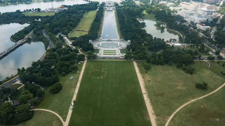A „8647” számok láthatók a gyepen a National Mall területén Washingtonban 2026. június 11-én. Fotó: Anna Moneymaker / Getty Images Hungary