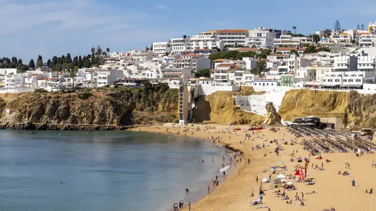 Albufeira, Portugália déli partvidékének népszerű üdülővárosa. Fotó: Martin Berry / UCG / Getty Images