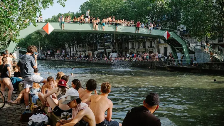 Tömegek gyűlnek össze a Canal Saint-Martin partján és hídjain Párizsban 2026. június 23-án, miközben a várost már több napja tartó intenzív hőhullám sújtja. Fotó: Samuel Boivin / NurPhoto / Getty Images