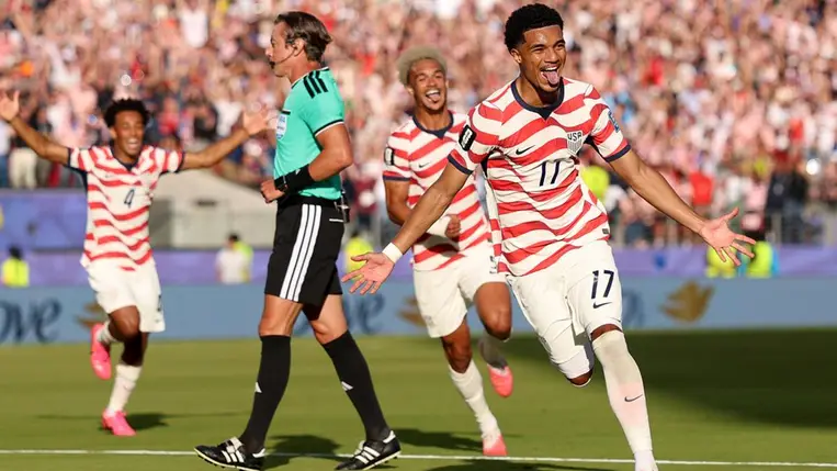 Malik Tillman ünnepli az amerikaiak második gólját 2026. július 1-jén.  Maja Hitij - FIFA/Getty Images