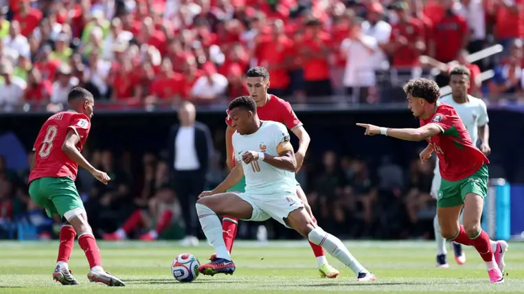 Kylian Mbappé, a francia válogatott játékosa vezeti a labdát Azzedine Ounahi, Bilal El Khannouss és Neil El Aynaoui, a marokkói válogatott játékosai között a 2026-os FIFA-világbajnokság Franciaország–Marokkó negyeddöntőjén. Fotó: Kevin C. Cox / Getty Images