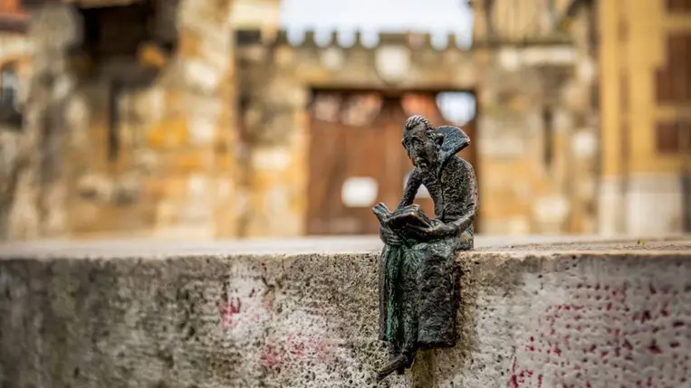 Ellopták Kolodko Mihály miniszobrát a Vajdahunyad vára mellől. Borítókép: Amith Nag / Shutterstock