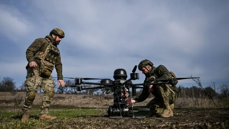 Ukrán katonák egy Baba Jaga típusú nehézbombázó drónt készítenek elő 2026. március 23-án. Fotó: Dmytro Smolienko / Ukrinform / NurPhoto / Getty Images
