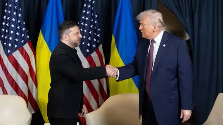 Volodimir Zelenszkij ukrán elnök (balra) találkozik Donald Trump amerikai elnökkel a svájci Davosban 2026. január 23-án. Fotó: Ukrán Elnöki Hivatal / Handout / Anadolu / Getty Images