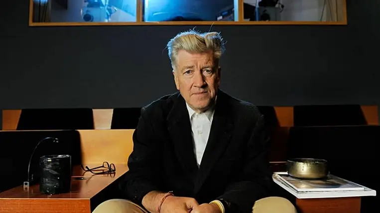 David Lynch filmrendező portréhoz pózol Los Angeles-i privát vetítőszobájában, 2010. Credit: AP Photo