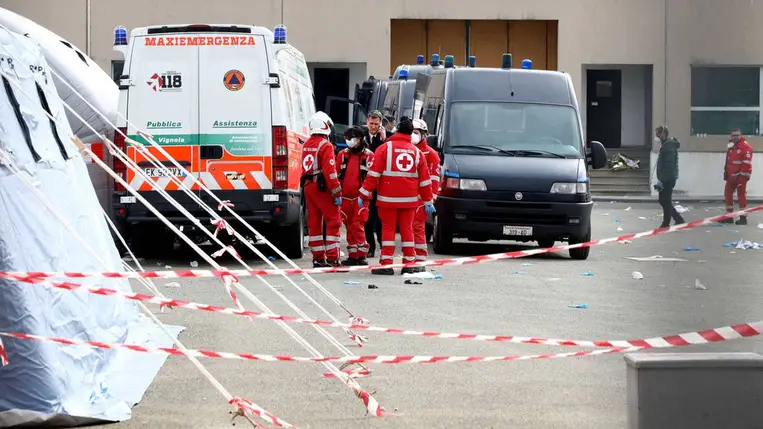 Tömegbe hajtott egy autós az olaszországi Modenában, majd menekülés közben megkéselt egy járókelőt. Illusztráció. (Fotó: MTI/Elisabetta Baracchi)