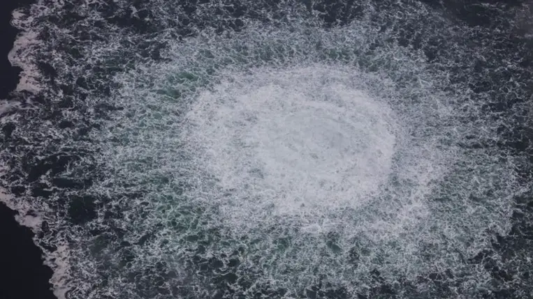 A svéd parti őrség felvételén földgáz bugyog fel az Északi Áramlat 2 csővezetékből a Balti-tengeren, svéd felségvizeken 2022. szeptember 28-án.  Fotó: MTI/EPA/TT Hírügynökség/Svéd parti őrség