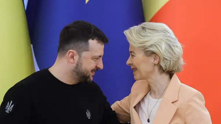  Volodimir Zelenszkij ukrán elnök és Ursula von der Leyen, az Európai Bizottság elnöke közös kijevi sajtóértekezletükön 2024. február 24-én, az Ukrajna elleni orosz háború megindításának második évfordulóján (Fotó: MTI/EPA/Szerhij Dolzsenko)