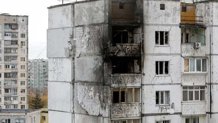 Orosz dróntámadásban találatot kapott kijevi lakótömb. (Fotó: MTI/EPA/Szerhij Dolzsenko)