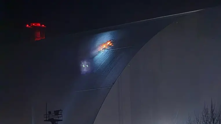 A Nemzetközi Atomenergia-ügynökség felvétele a csernobili atomerőmû 4-es reaktorát védő betonburok, úgynevezett szarkofág tetején ütött lyukról 2025. február 14-én, miután reggelre virradóan orosz drón csapódott az épületbe. (Fotó: MTI/EPA/NAÜ)