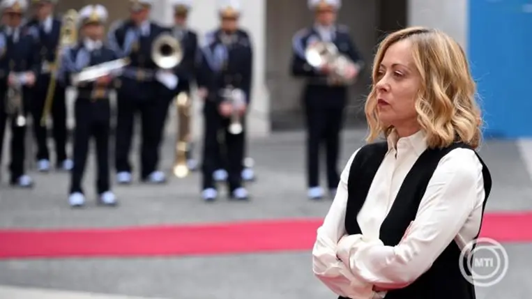 Giorgia Meloni olasz miniszterelnök Mette Frederiksen dán miniszterelnök érkezését várja a római kormányfői hivatalban 205. március 11-én. MTI/EPA/ANSA/Ettore Ferrari